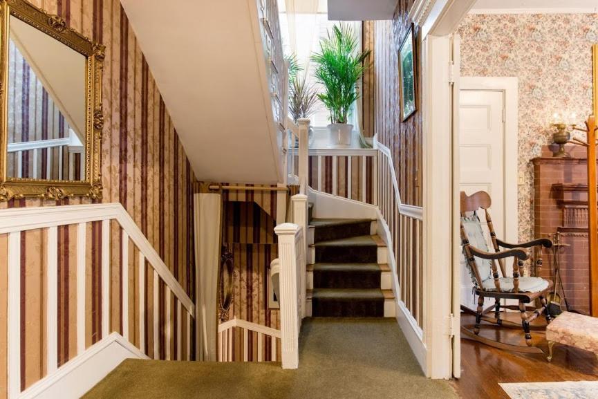 The Coolidge Corner Guest House: A Brookline Bed And Breakfast Ngoại thất bức ảnh