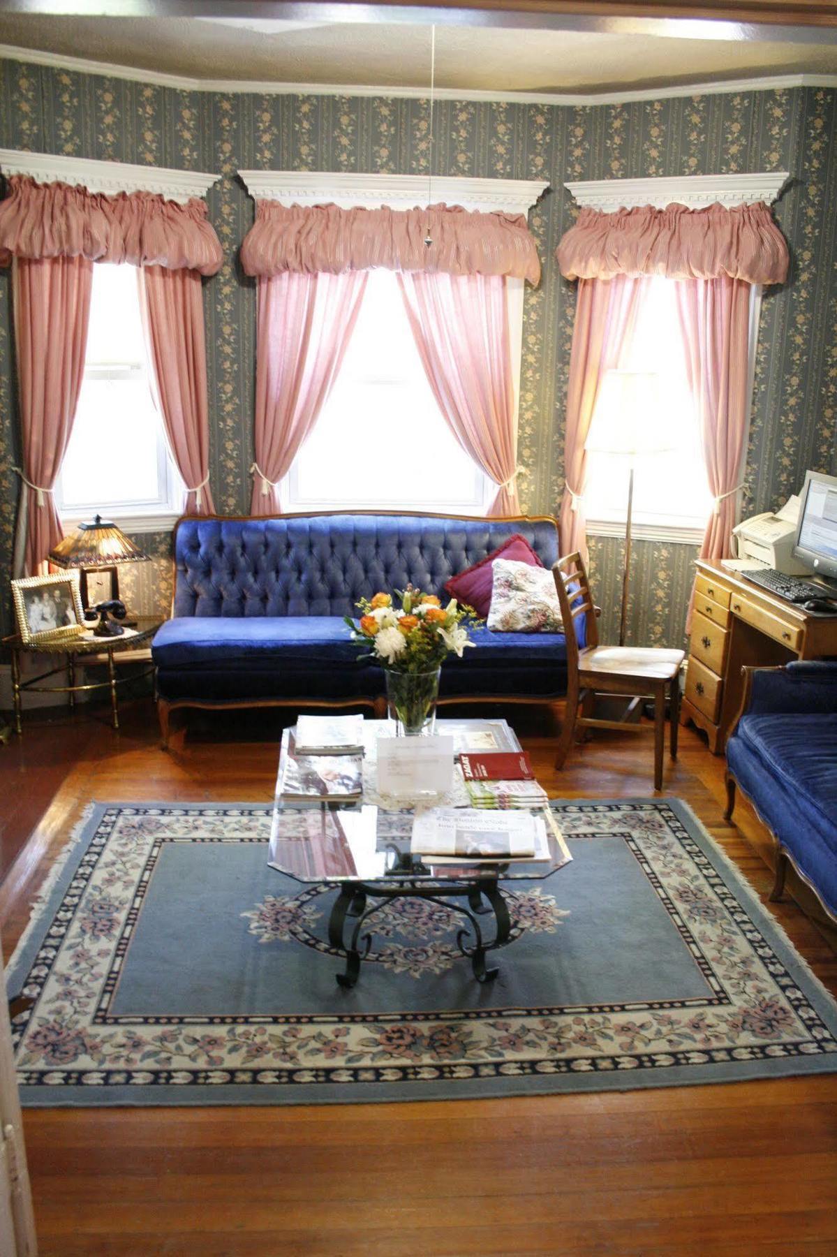 The Coolidge Corner Guest House: A Brookline Bed And Breakfast Ngoại thất bức ảnh