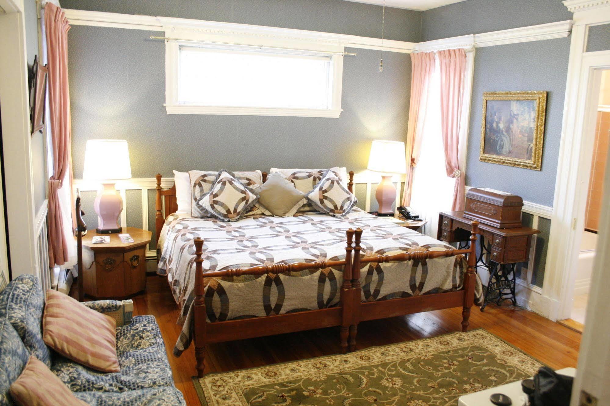 The Coolidge Corner Guest House: A Brookline Bed And Breakfast Ngoại thất bức ảnh