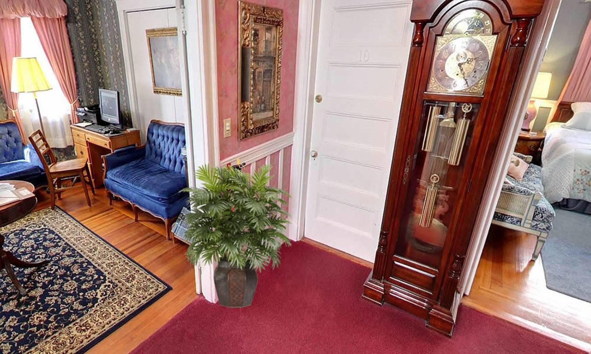 The Coolidge Corner Guest House: A Brookline Bed And Breakfast Ngoại thất bức ảnh