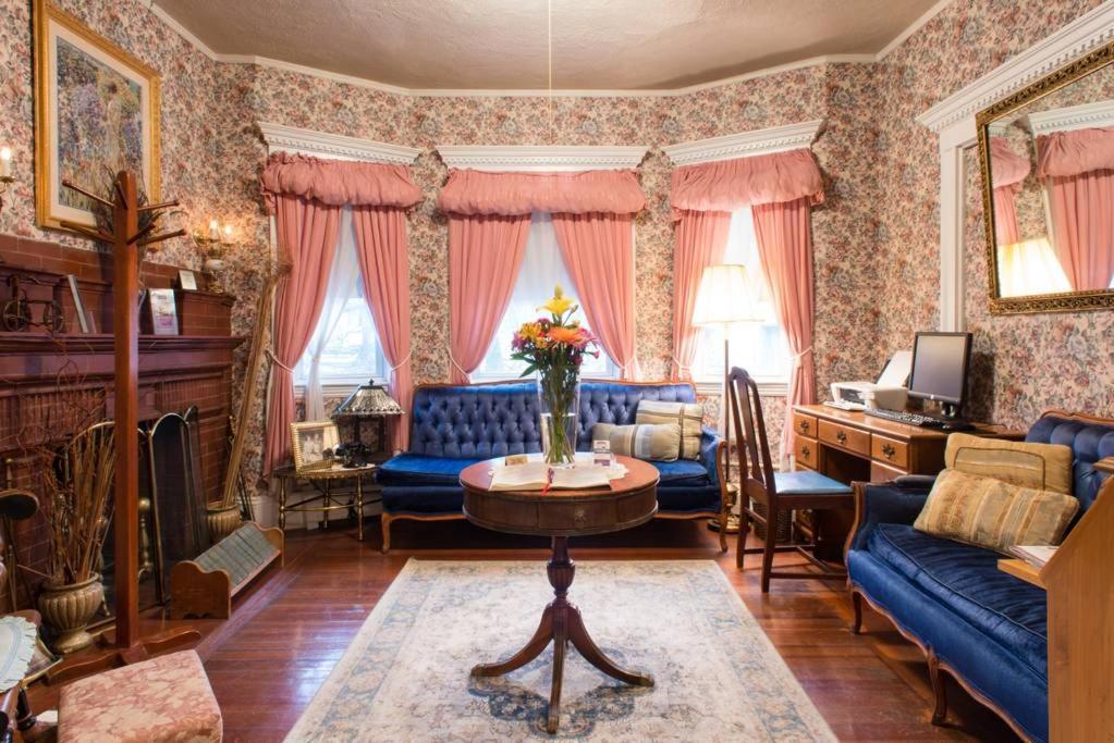 The Coolidge Corner Guest House: A Brookline Bed And Breakfast Ngoại thất bức ảnh
