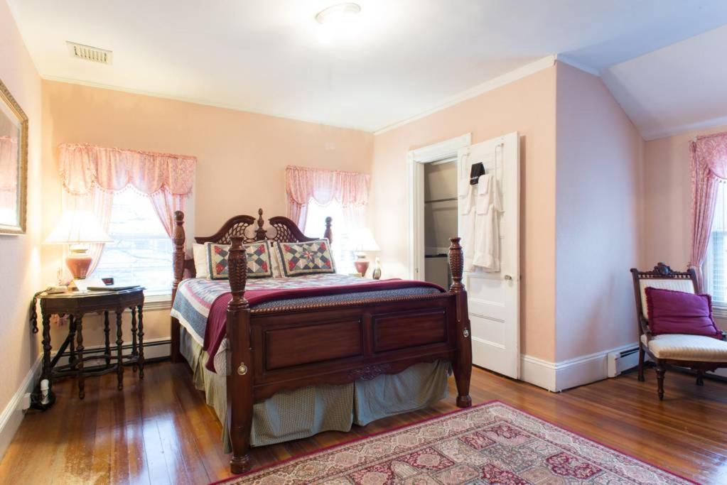 The Coolidge Corner Guest House: A Brookline Bed And Breakfast Ngoại thất bức ảnh