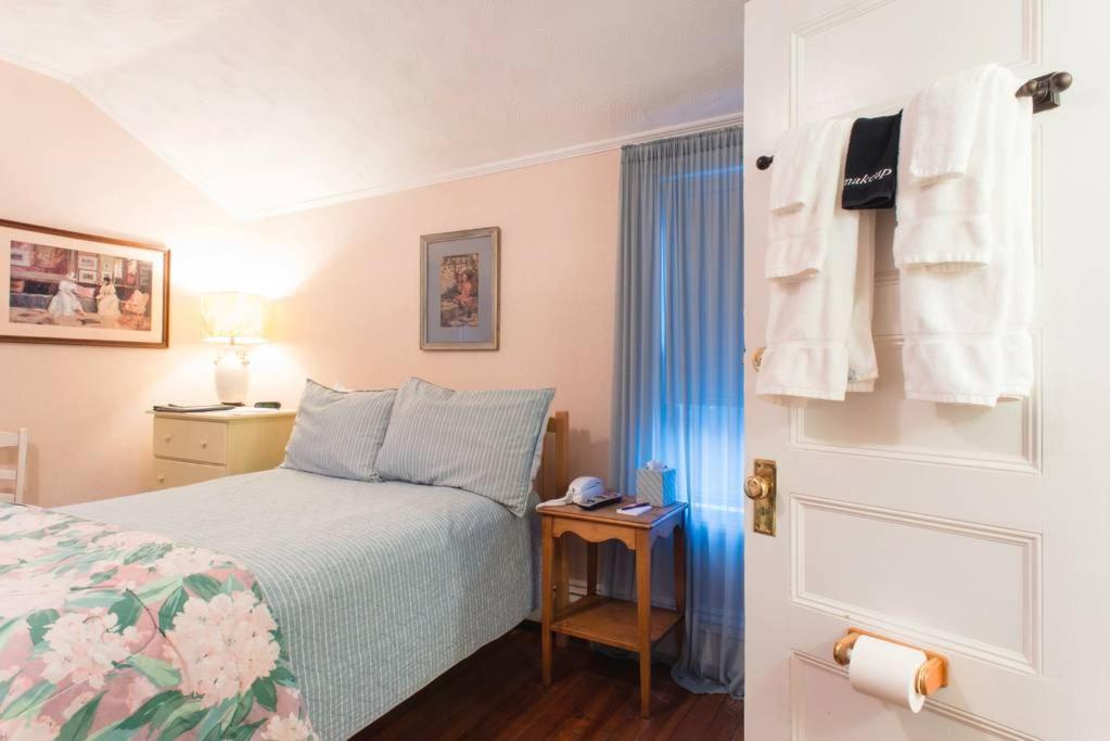 The Coolidge Corner Guest House: A Brookline Bed And Breakfast Ngoại thất bức ảnh